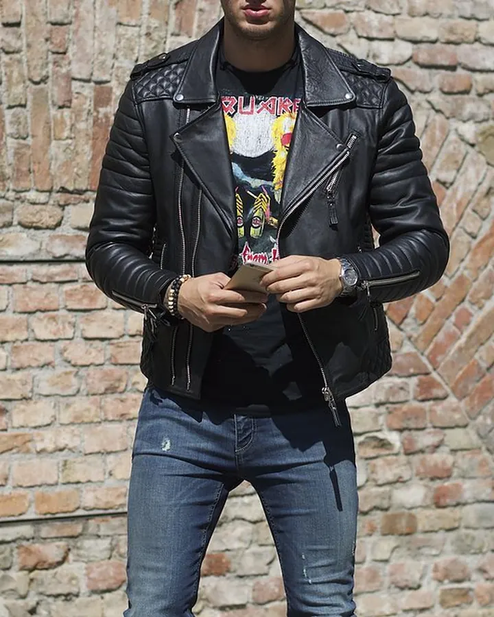 Homme torse nu, prenant un selfie dans un miroir, portant un t-shirt noir, regardant vers la caméra